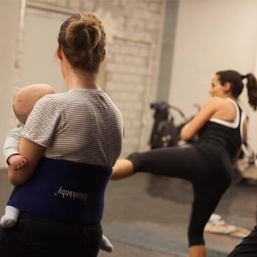 Fitbankbaby Fitnesskurs in Zürich mit Mutter und Baby für Bewegung, Kraft und Bindung nach der Geburt