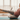 Schwangere Frau macht Pilates Übung zur Stärkung der Körpermitte während der Schwangerschaft